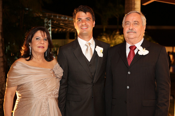 O noivo entre seus pais, Eliane e Aluísio Duailibe Pinheiro