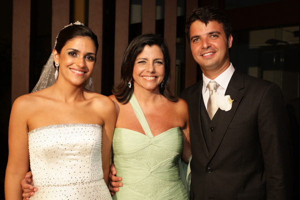 Os noivos com a governadora Roseana Sarney Murad, que estava entre as mais bonitas da noite.