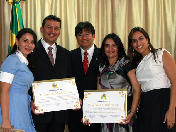 Os homenageados com a filha Lia entre o Dep. Jura Filho e Naildes Lago 