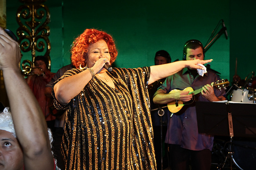 Alcione, nossa maior cantora, soltando a voz durante a transmissão ao vivo para o Jornal da Globo.