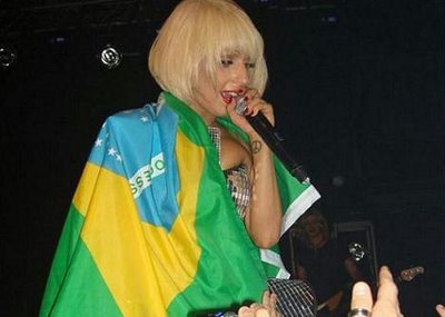 Lady Gaga, toda trabalhada de verde-amarelo, a caminho do Brasil.