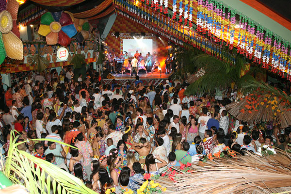 O salão do iate Clube lotado, na edição do "Honolulu" de 2009. Foto: Marcus Studio