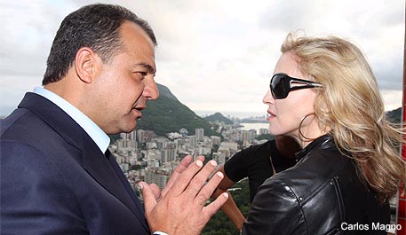 Sérgio Cabral e Madonna, durante a visita da cantora a um Morro Carioca, em novembro.