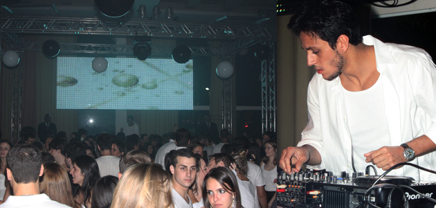 A pista da festa; e o DJ Thiago Mansur.