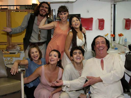 Maria Paula ao lado de todo o elenco de Decameron (Foto: AgNews)