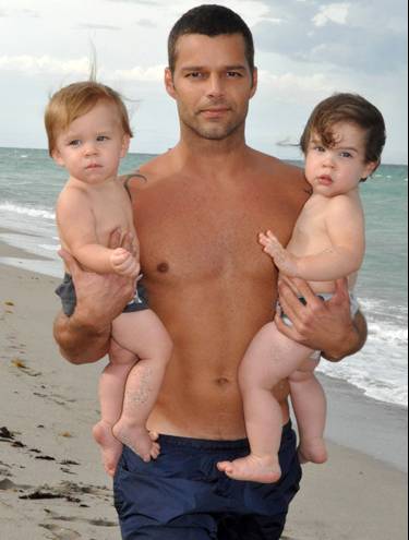 Ricky Martin e seus filhos Matteo e Valentino. (Foto: AP)