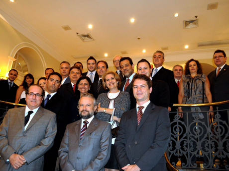 A foto oficial do grupo da ABMI com a gov. Roseana Sarney, na escadaria principal do Palácio dos Leões