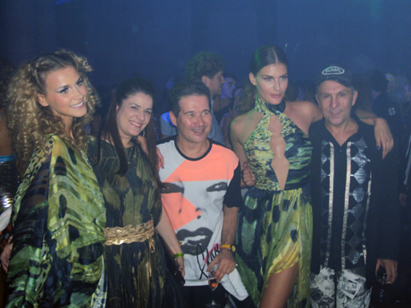 Bruna Maciel e Edilson Ferreira fervem com Victor Dzenk e modelos no pós-desfile no Copacabana Palace.