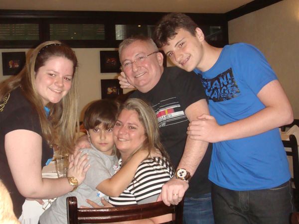 Ketery e Carlos Humberto Carvalho com os filhos Dolores, Kevin e Carlinhos. 