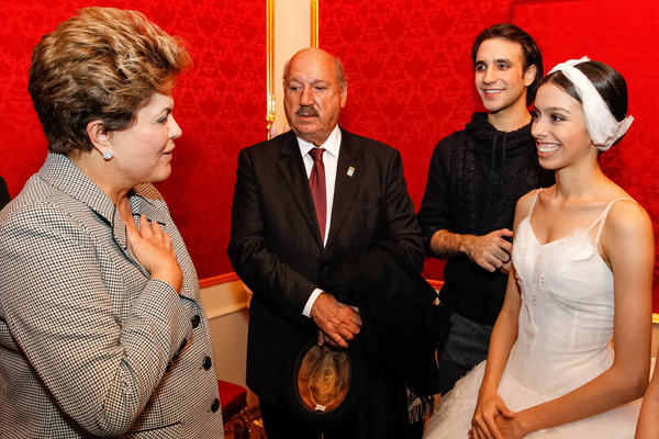 A presidente Dilma recebendo a dupla de brasileiros integrantes do Balé Bolshoi da Rússia, acompanhada do senador Luís Henrique da Silveira