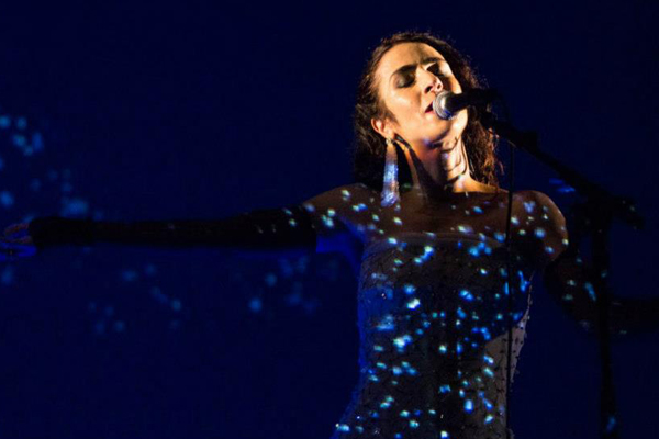 Efeitos de luz se misturam à Marisa Monte, num balé de música, expressão corporal e efeitos visuais surpreendente. Foto: Taciano Brito / 9D Studio