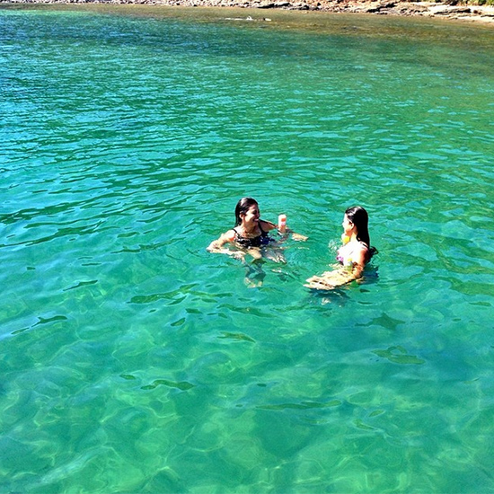 Já Ananda Farias e a cantora Flávia Bittencourt fizeram parte do time que foi a Búzios. Na foto, as duas curtem a Praia da Tartaruga.