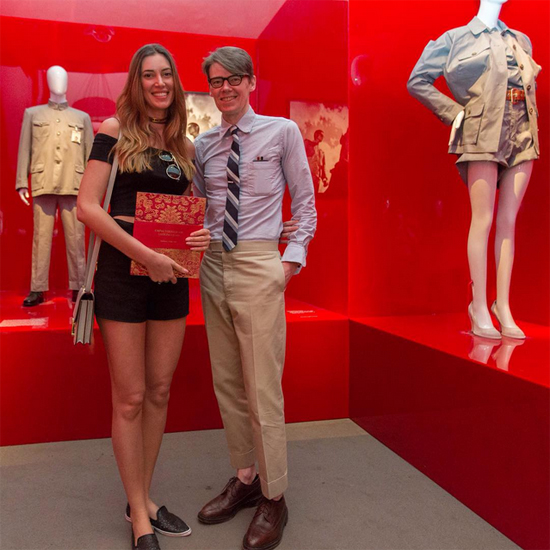 A top maranhense com Andrew Bolton, curador da exposição "China: Through the Looking Glass", em cartaz no Met de Ny (Foto/Reprodução: Instagram @metmuseum)
