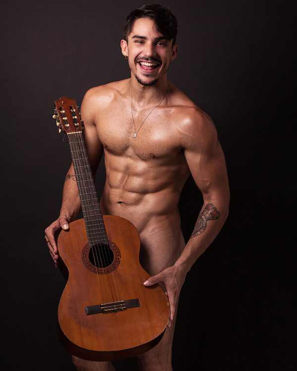Instrumento à mostra; João Gerude posa com seu violão para o site "Vipado" (Foto/Reprodução: Laercio Luz)