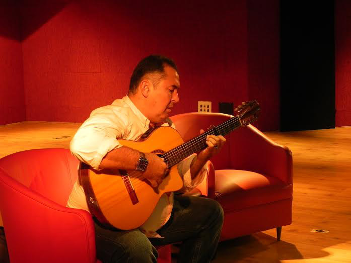 O cantor, compositor e poeta, Luis Lima, juntamente com Luzenice Macedo, representando o Maranhão no Chile. Foto: Divulgação