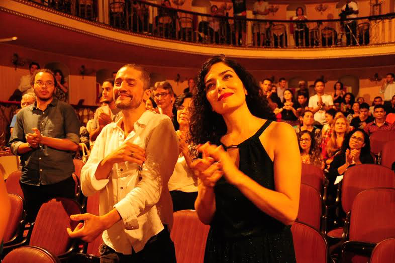 Letícia Sabatella ao lado do marido Fernando Alves na plateia do teatro. Foto: Lauro Vasconcelos