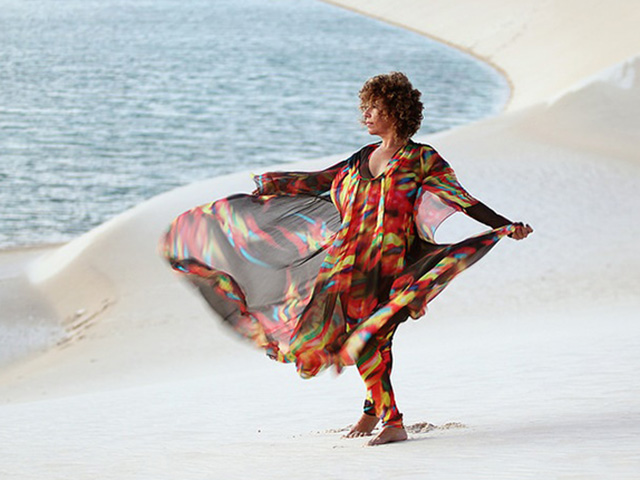 Rita Benneditto na beleza natural dos Lençóis Maranhenses. Foto: Márcio Vasconcelos