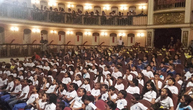 Cerca de 500 alunos participaram do ensaio aberto, com Miguel Proença, realizado no Arthur Azevedo, Foto: Divulgação