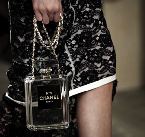 Chanel-No.-5-Perfume-Bottle-Clutch-www.glamourpaguaio.com_.br-.jpg1369852279