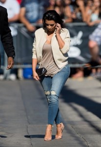 Kim+Kardashian+Jeans+Ripped+Jeans+b40QN_CAb-Kl
