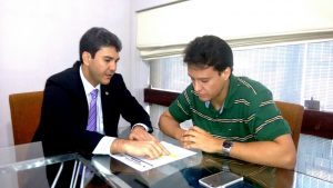 O deputado Eduardo Braide conversa com o Secretário Estadual de Educação, Felipe Camarão, sobre lei de incentivo à leitura, de sua autoria